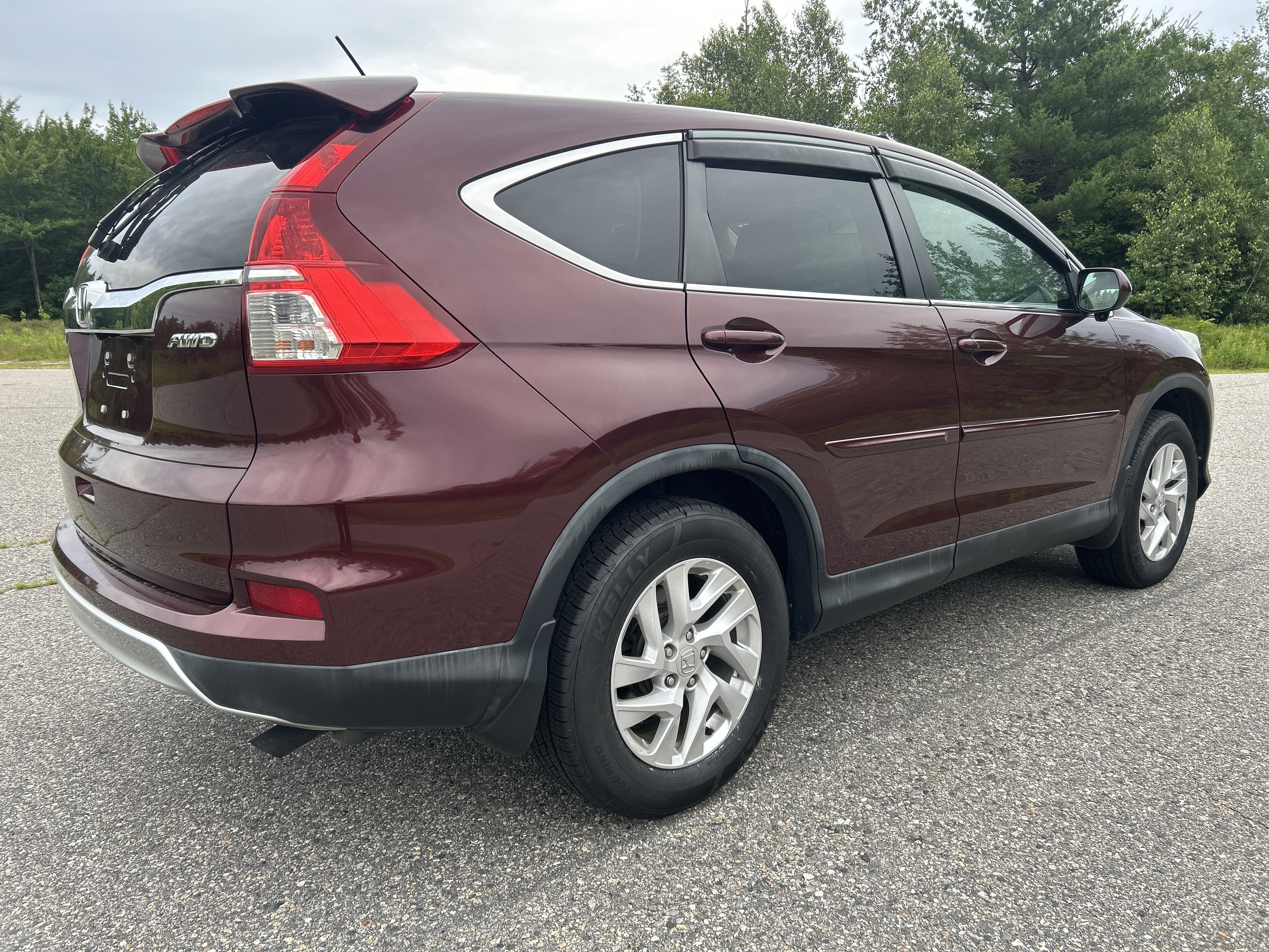 2015 Honda CR-V — rear three-quarter view