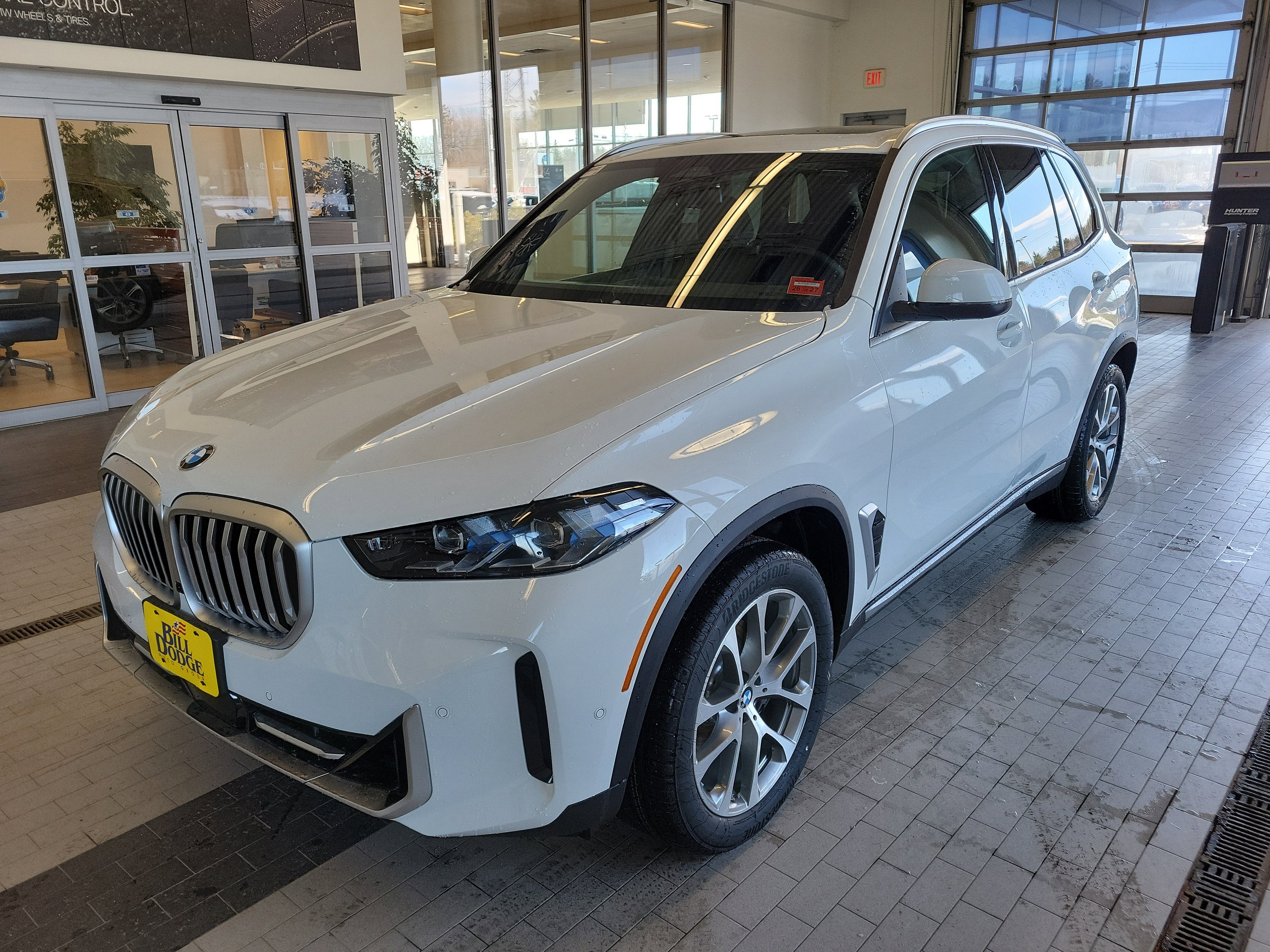 2026 BMW X5 xDrive40i in Alpine White — front three-quarter view