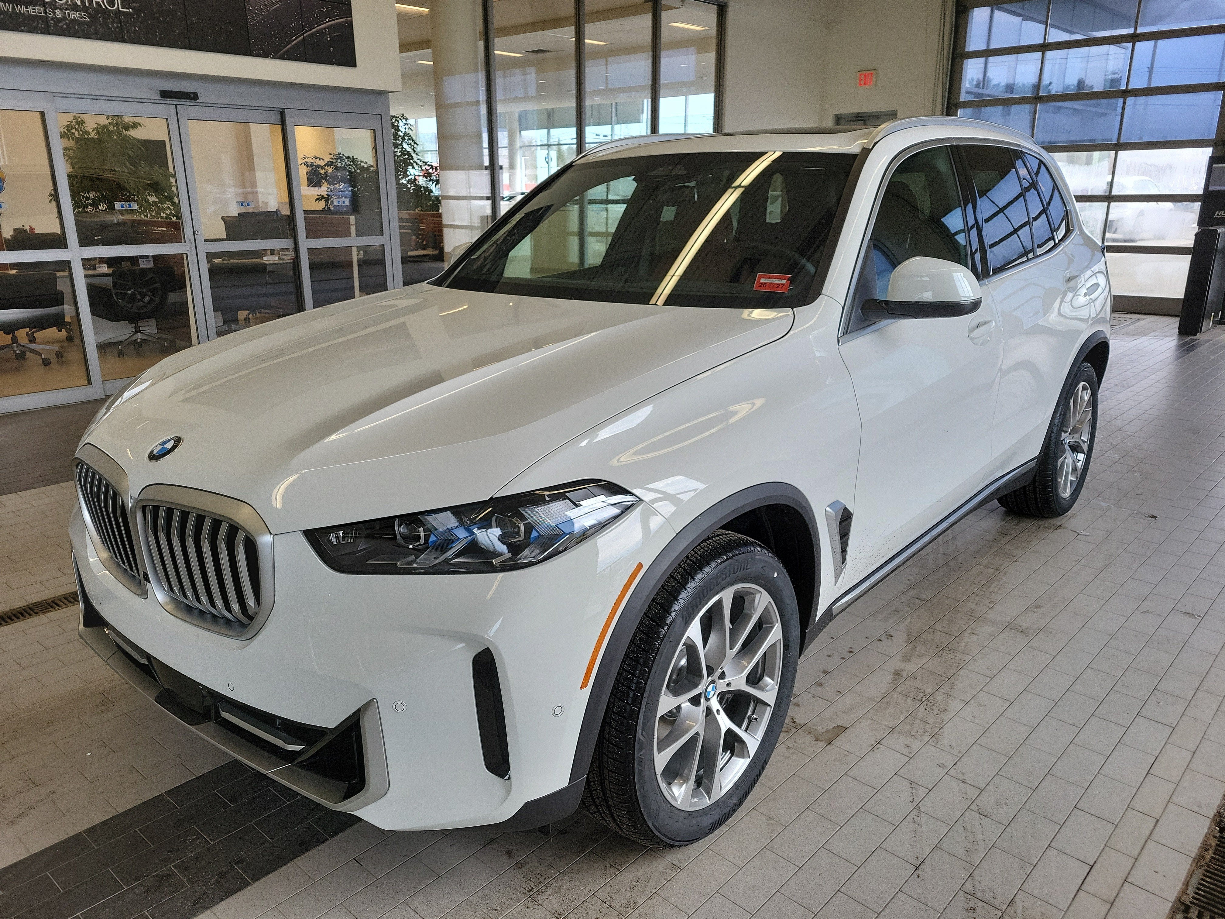 2026 BMW X5 xDrive40i in Alpine White — front three-quarter view