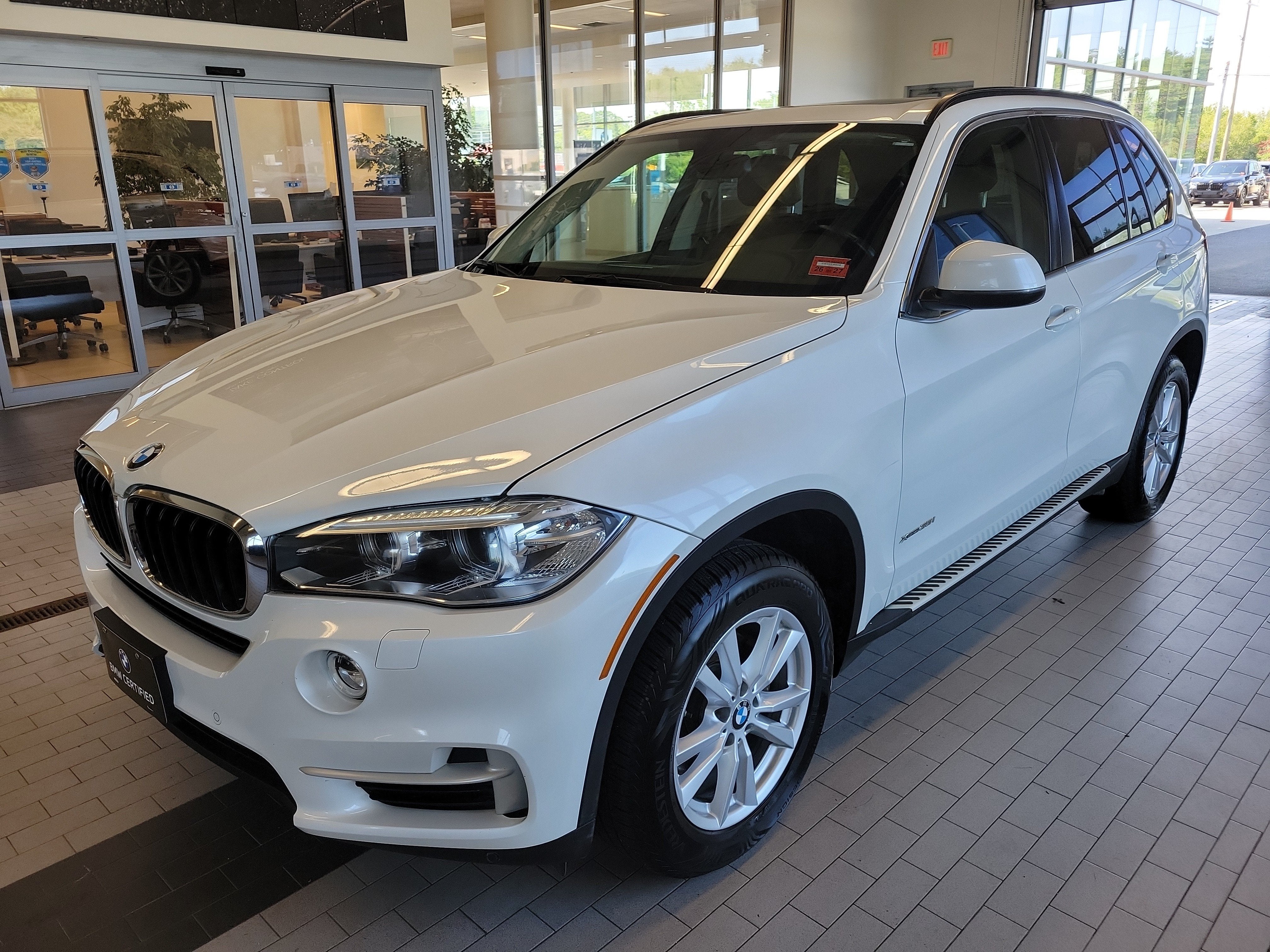 2015 BMW X5 xDrive35i in White Metallic — front three-quarter view