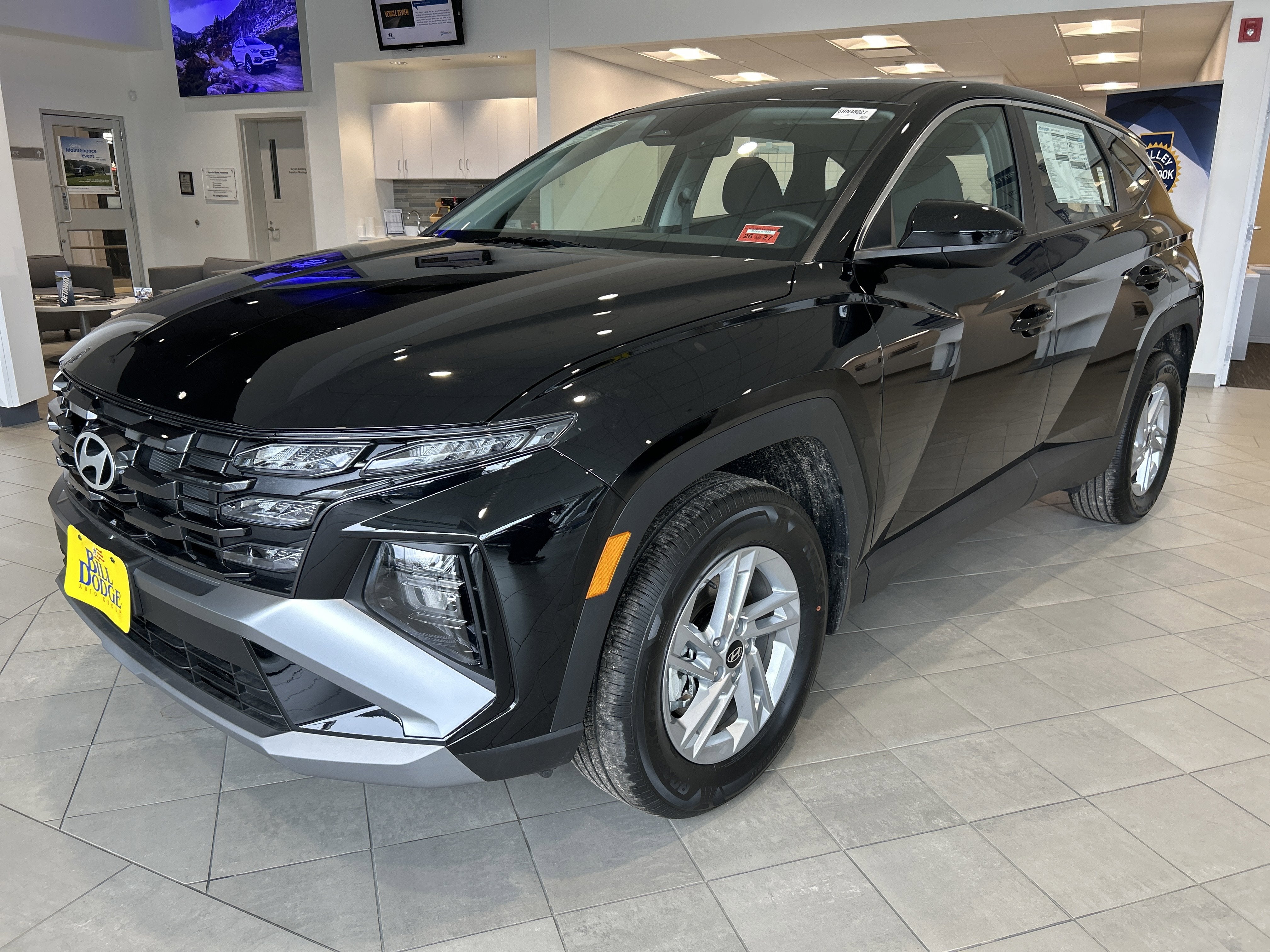 2026 Hyundai Tucson SE in Phantom Black — front three-quarter view
