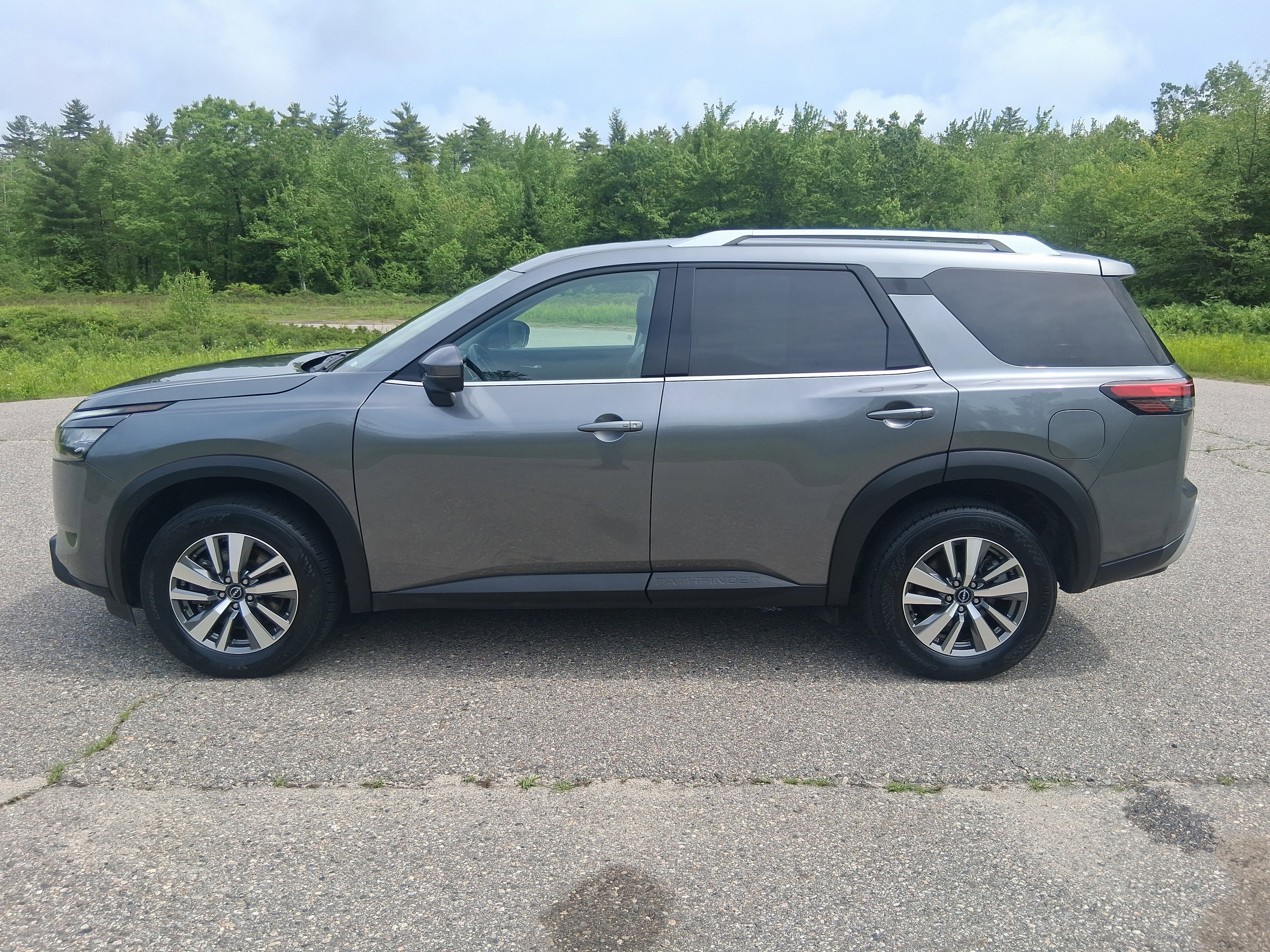 2025 Nissan Pathfinder — side profile view
